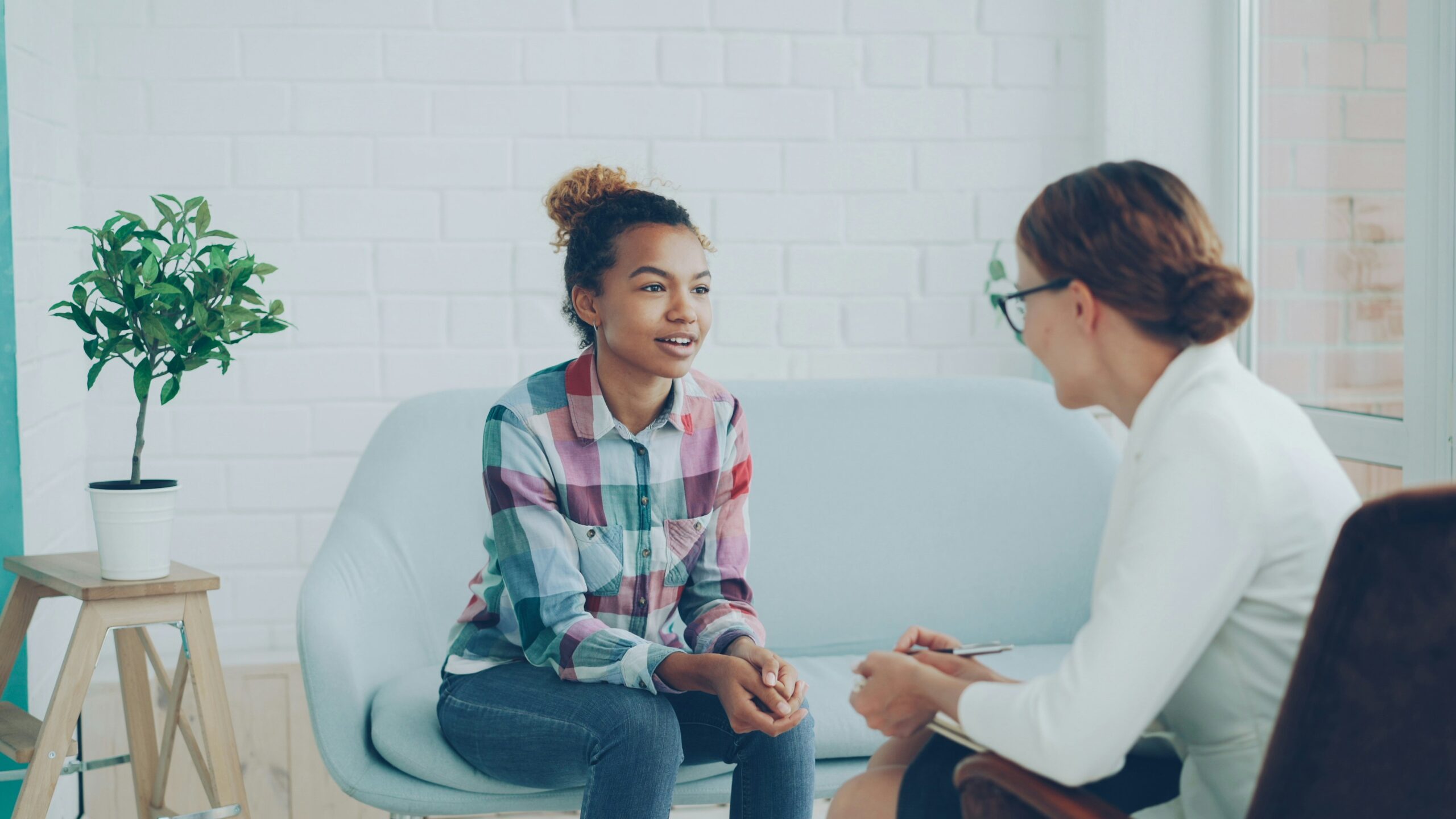 Practitioner and client having a collaborative conversation about substance use and change